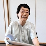 「地志　播磨鑑」乾本を保管していた木箱を前に、思い出を語る池野まき子さん＝神戸市西区
