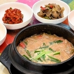 韓国の家庭料理、テンジャンチゲ（手前）。本場の調味料「チョングッチャン」の代わりに納豆を使っている＝姫路市楠町