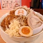 「金澤醤油豚骨８番らーめん」姫路駅前店の看板メニュー「金澤醤油豚骨」。野菜、ニンニク、背アブラのトッピングは無料で「増し増し」にできる＝姫路市駅前町