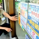 熱中症対策の休憩所だと示すチラシを掲示する姫路薬剤師会の泉憲政会長＝姫路市香寺町香呂