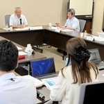 姫路市の国際戦略の素案について意見を交わした検討懇話会＝姫路市安田４、姫路市役所