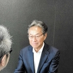 目録を手渡す神姫バスの長尾真社長（奥）＝姫路市北条口１