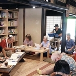 「徒然草」の解釈を話し合うワカメタマゴさん（左）と参加者ら＝姫路市堺町、小倉屋