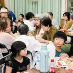 小学生もお年寄りも混ざり合った安田地域の「ふれあいサロン」＝姫路市大津区天満
