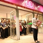 一時休業を前に最後の営業を終え、店舗の入り口であいさつする山中和美店長＝イオン姫路店