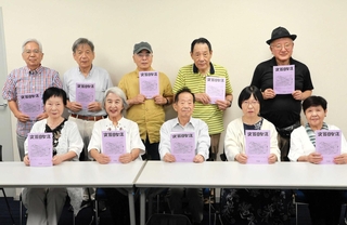 ７００号の刊行を喜ぶ「文芸日女道」の会員ら＝姫路市豊沢町