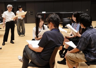 ワークショップで演技を体験する参加者と平田オリザさん（左）＝アクリエひめじ