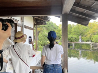 姫路城西御屋敷跡庭園・好古園を視察するタイの映画制作陣＝姫路市本町（提供・姫路フィルムコミッション）