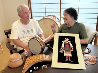 現地のフォークダンスを体験しに外国を旅してきた古谷勉さん（左）と妻の景子さん＝姫路市網干区垣内東町