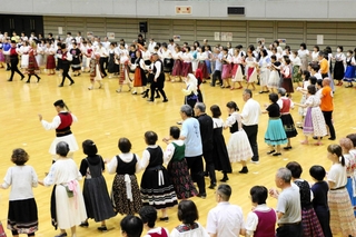 大勢の人が集まった日本フォークダンス連盟の記念イベント＝ヴィクトリーナ・ウインク体育館