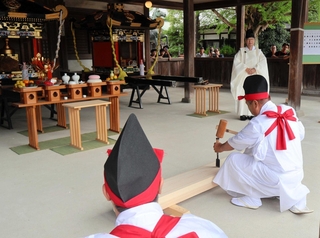 みこしの修理に向けて、のみを打ち込む大和良作さん（右）＝松原八幡神社