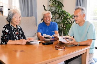 サーラ８０号を手に談笑する（左から）吉田ふみゑさん、難波正司さん、木村修二さん＝姫路市香寺町相坂