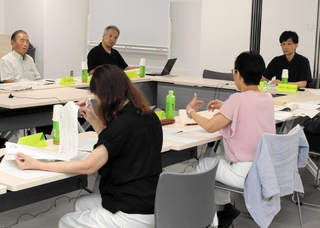 姫路市の自治会の在り方について意見を交わした審議会＝姫路市役所