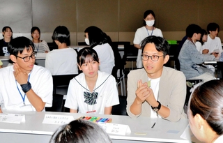 認知症のある人が地域で生きる方法について、事例を元に話し合う学生やケアマネジャーら＝アクリエひめじ