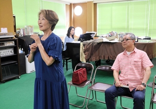 「夢見る頃を過ぎても」の一場面を演じる（左から）飴久仁子さん、三木麻帆さん、井上敏典さん＝姫路市北平野南の町