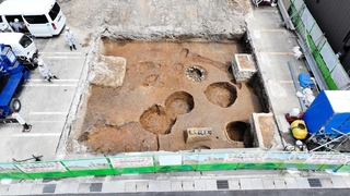 弥生ー古墳時代の流路や江戸時代の井戸などが見つかった調査現場＝姫路市古二階町（姫路市埋蔵文化財センター提供）