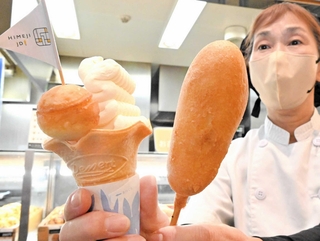 「城下町どっぐ」（右）を一口サイズにしてソフトクリームにのせた新商品「ＪＤソフト」（左）＝ヤマサ蒲鉾大手前店