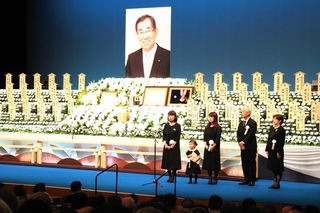 参列者にあいさつする松本剛明さんの遺族＝姫路市総社本町