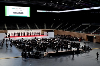 メインアリーナであった開館記念式典でテープカットする関係者ら＝２０日午前、姫路市西延末