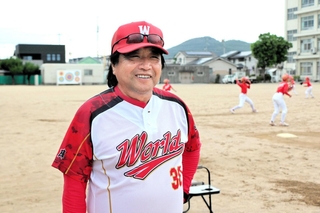 本年度で指導に幕を下ろす英賀保ワールドの石原勝治監督＝英賀保小学校