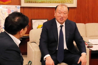 大相撲の秋巡業「姫路場所」について語る山響親方（元幕内巌雄、右）＝姫路市役所