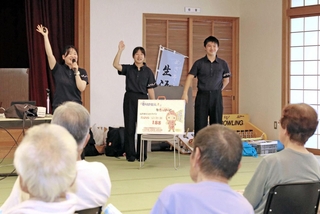 高齢者を相手に詐欺対策について講義するソーシャルメディア研究会のメンバー＝姫路市梅ケ谷町、楽寿園