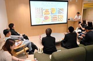 コワーキングスペース「ハリマ探針」のトークイベントで話す焼き菓子店「菓子刻」の井上大平さん（右奥）＝姫路市東延末３