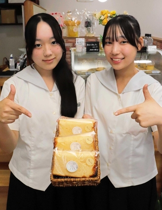 「コラーゲン入りシフォンケーキ」を考案した姫路飾西高校の角田彩名さん（左）と石原優々華さん＝姫路市青山北１