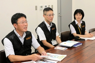 熊本での学校支援について語る「アース」のメンバー＝姫路市役所北別館