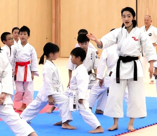 清水希容さん（右から２人目）の指導を受ける子どもたち＝大和工業アリーナ姫路