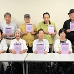 ７００号の刊行を喜ぶ「文芸日女道」の会員ら＝姫路市豊沢町