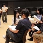 ワークショップで演技を体験する参加者と平田オリザさん（左）＝アクリエひめじ