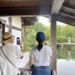 姫路城西御屋敷跡庭園・好古園を視察するタイの映画制作陣＝姫路市本町（提供・姫路フィルムコミッション）