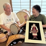 現地のフォークダンスを体験しに外国を旅してきた古谷勉さん（左）と妻の景子さん＝姫路市網干区垣内東町