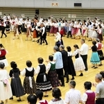 大勢の人が集まった日本フォークダンス連盟の記念イベント＝ヴィクトリーナ・ウインク体育館