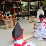 みこしの修理に向けて、のみを打ち込む大和良作さん（右）＝松原八幡神社