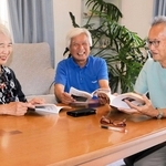 サーラ８０号を手に談笑する（左から）吉田ふみゑさん、難波正司さん、木村修二さん＝姫路市香寺町相坂