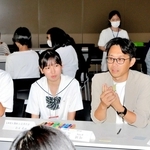 認知症のある人が地域で生きる方法について、事例を元に話し合う学生やケアマネジャーら＝アクリエひめじ