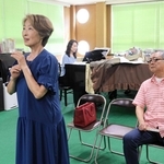 「夢見る頃を過ぎても」の一場面を演じる（左から）飴久仁子さん、三木麻帆さん、井上敏典さん＝姫路市北平野南の町