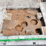 弥生ー古墳時代の流路や江戸時代の井戸などが見つかった調査現場＝姫路市古二階町（姫路市埋蔵文化財センター提供）