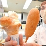 「城下町どっぐ」（右）を一口サイズにしてソフトクリームにのせた新商品「ＪＤソフト」（左）＝ヤマサ蒲鉾大手前店