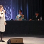 丘みどりさん（左から２人目）ら審査員の前で歌声を披露する高田優羽さん＝アクリエひめじ