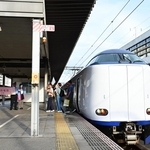 ＪＲ姫路駅に到着した特急はるか＝姫路市駅前町