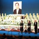 参列者にあいさつする松本剛明さんの遺族＝姫路市総社本町