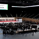 メインアリーナであった開館記念式典でテープカットする関係者ら＝２０日午前、姫路市西延末