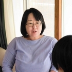 交流サイト（ＳＮＳ）が得意な子どもに「のら」の発信方法について相談する代表の坂本邦江さん＝姫路市刀出、フリースクールのら
