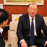 大相撲の秋巡業「姫路場所」について語る山響親方（元幕内巌雄、右）＝姫路市役所