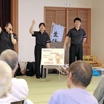 高齢者を相手に詐欺対策について講義するソーシャルメディア研究会のメンバー＝姫路市梅ケ谷町、楽寿園