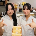 「コラーゲン入りシフォンケーキ」を考案した姫路飾西高校の角田彩名さん（左）と石原優々華さん＝姫路市青山北１