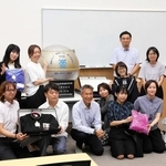 開封されたタイムカプセルの前で記念撮影する１９９９年度の在校生ら＝姫路市大津区天満、姫路南高校